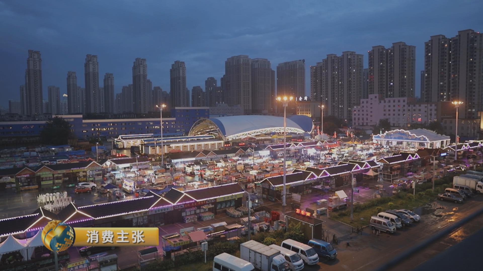 每当夜幕降临,沈阳塔湾兴顺夜市就人头攒动,各色美食也开始了精彩比拼