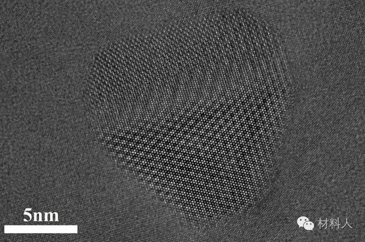 图九 铝基体中si颗粒第二相的二维晶格像