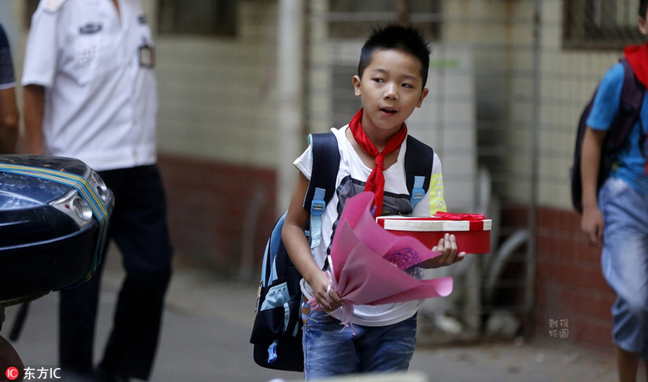 有家长表示"孩子说班里小朋友都有礼物送给