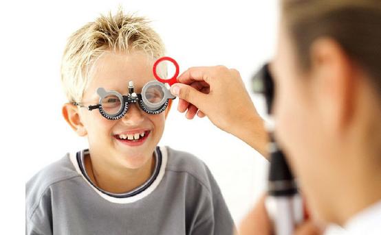 眼科专家:人一生有8个视力关键期