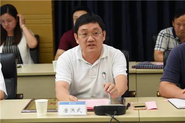 唐洪武副校长主持座谈会教师代表发言会上还向获得江苏省教育工作先进