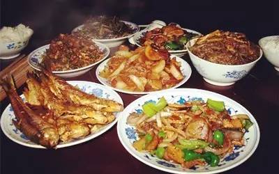 中秋节,厨师做了N桌美味,可自己吃的,却是一碗