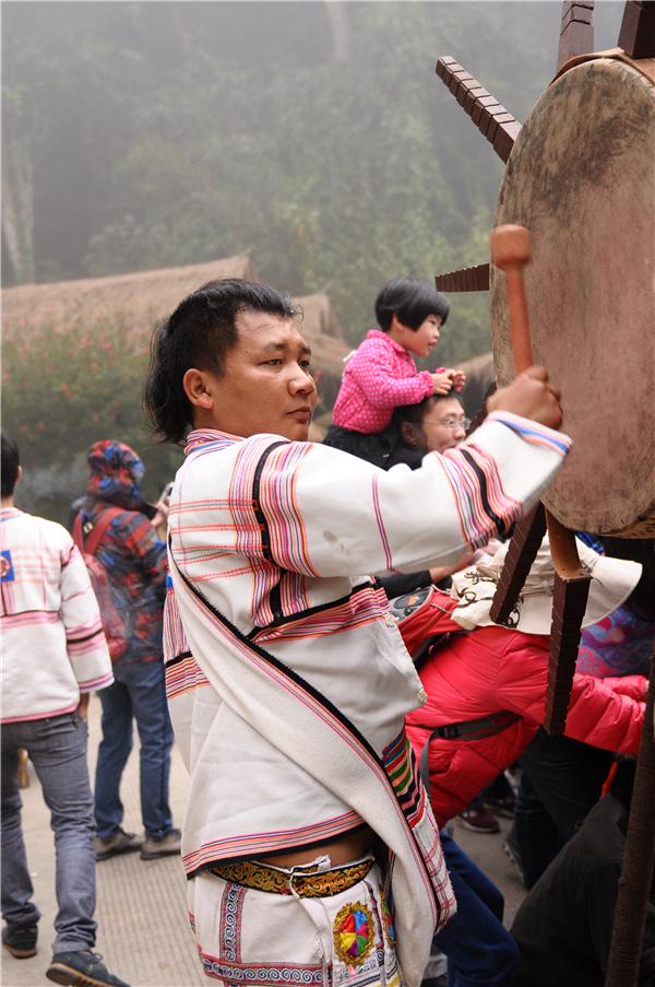 新米祭祀结束后,由基诺族饶考(男青年),咪考(女青年)会举行歌谣对唱