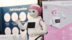 人+机器人配合工作诠释工业5.0的到来_科技