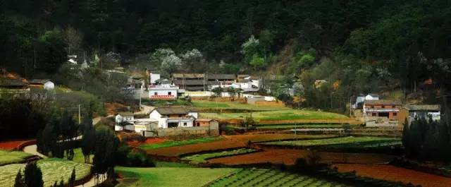 旅游 正文  凤龙湾风景区距县城10余公里,东连马龙河,南接钟灵山,北与