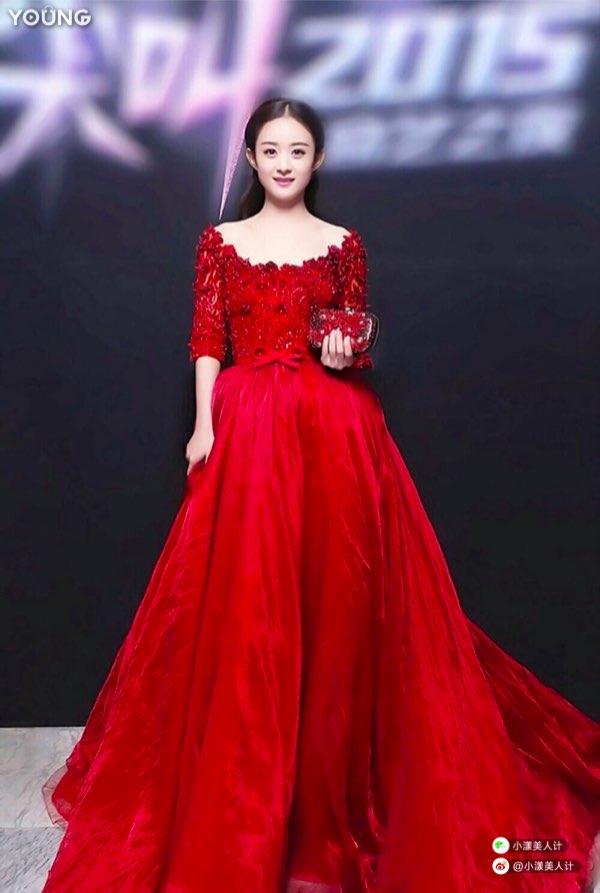 赵丽颖穿的这条红色蕾丝长裙高贵典雅.