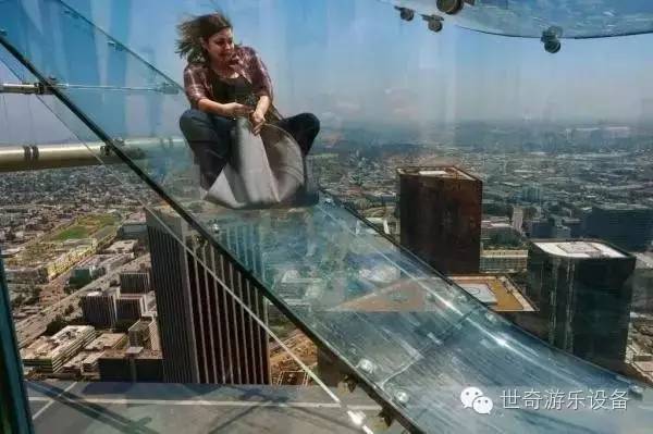 其它 正文  一座吓人的玻璃滑梯" 天空滑梯(skyslide)" 开放了 纯玻璃