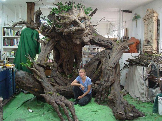 艺术家拉米招募25名志愿者帮助建立一个令人敬畏的12英尺高的树怪
