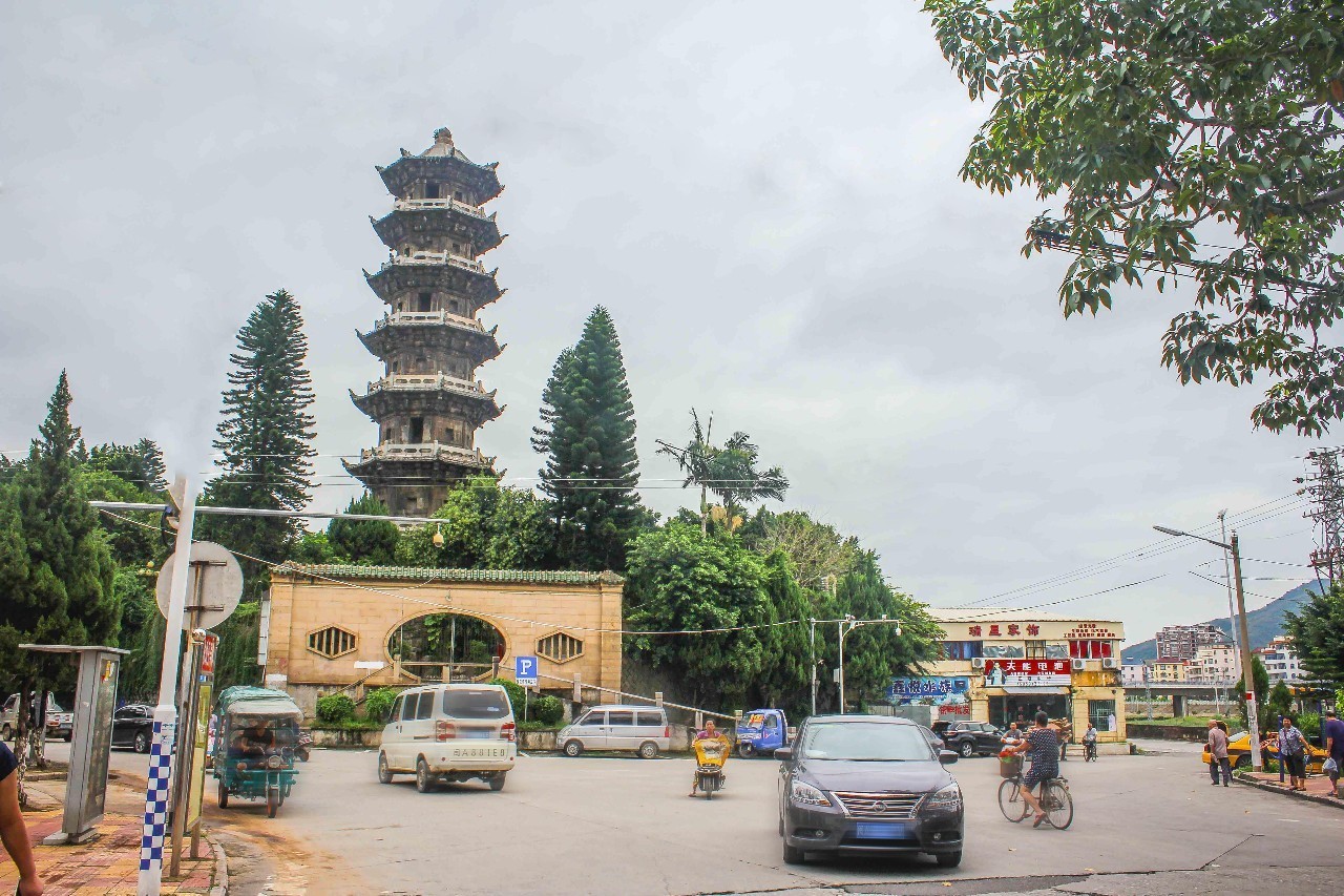 瑞云塔位于福清城区东南端,龙江北岸,被誉称为"南天玉柱.