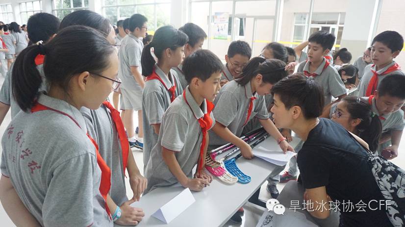 【组图】专题:上海市实验学校旱地冰球社探访