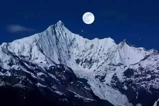 白天的阳光和不远处的玉龙雪山,夜晚的星星和树梢上的半个月亮 下关