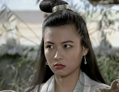 《倚天屠龙记》,在剧中饰演小昭,陈孝萱个是性感妩媚的女星,而原著中