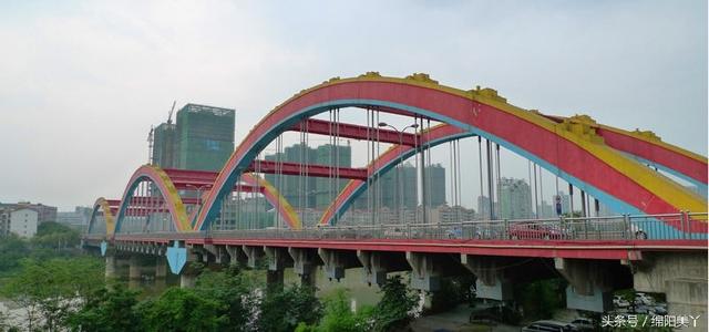 绵阳有座桥叫飞来石大桥,又名"飞云大桥",据说此桥桥名来源典故多