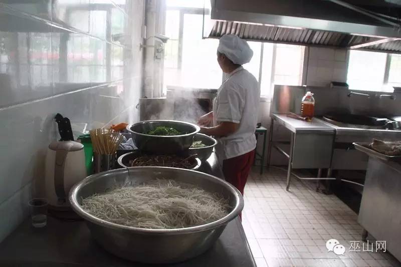 食堂阿姨正在做饭.