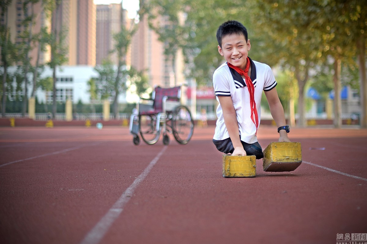 图片故事无腿少年上学记