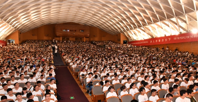 《遵义会议》在同济大学四平路校区大礼堂放映,由此拉开了"电影《遵义