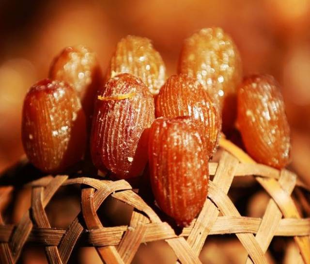 金丝琥珀蜜枣是徽州歙县的名点,中国蜜枣的珍品,产在歙县杞梓里,三阳