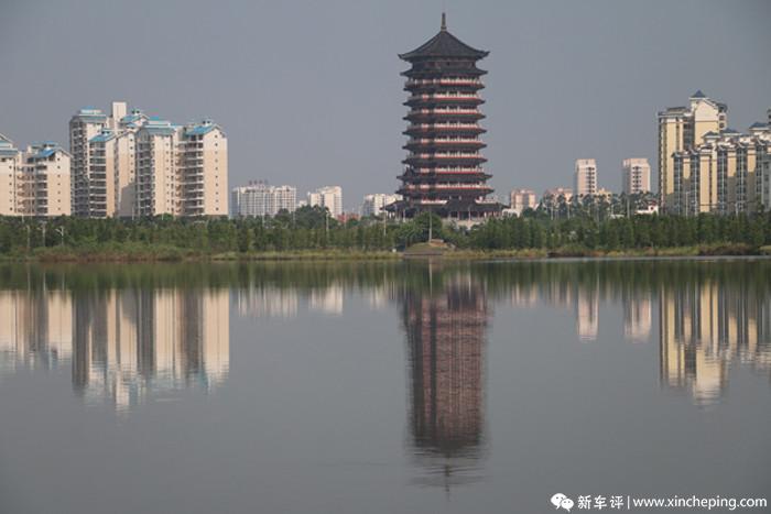 一湖之隔,和谐塔照影旖旎,清风拂过,吹皱一池湖水.