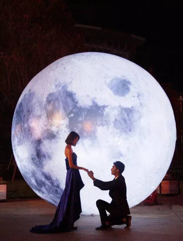 一万个理由也不够 今年的中秋节不光他能把月亮送给心爱的人 "把月亮