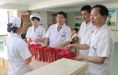北京建都医院:中秋送月饼,温暖患者心