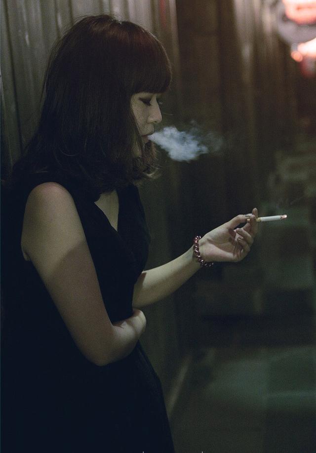 抽烟的女人,很寂寞,很美丽,也很无奈