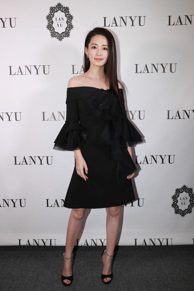 李沁身着黑色礼服出席lanyu纽约时装周大秀