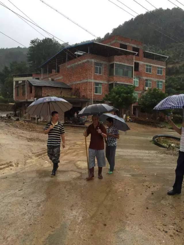 台风莫兰蒂登陆多地狂风暴雨闽清人民合力抗击超强台风现在还不能掉以