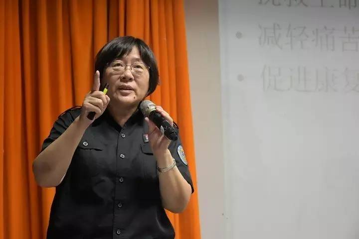 市急救中心王立主任和北京市急救培训中心温新华老师进行相关知识介绍