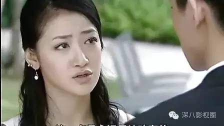2004年,她和乔振宇主演《站在你背后》.当时陈紫函真是个大美女啊
