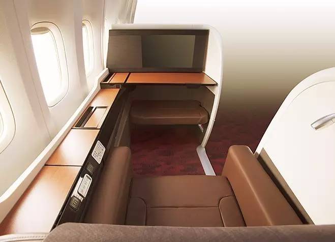日本航空sky suite 777的头等舱拥有木纹内饰,风格简洁素朴中内蕴的
