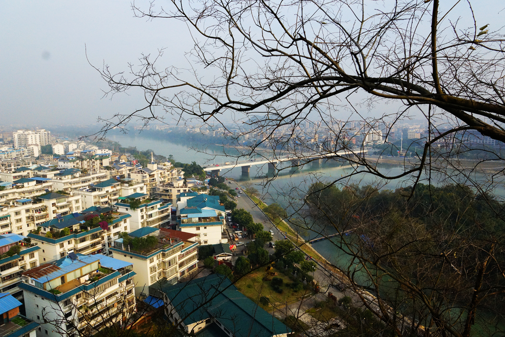 桂林虞山位于桂林市城北的虞山公园内,仰尧亭建于虞山的顶峰.