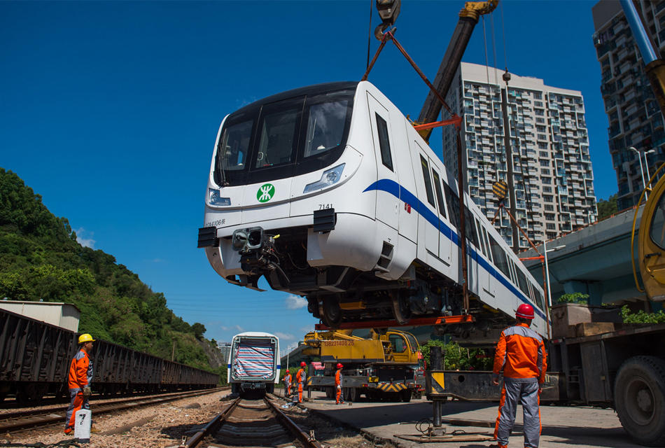 被誉为"小清新"的深圳地铁7号线列车历经7至10日,约3500千米的长途