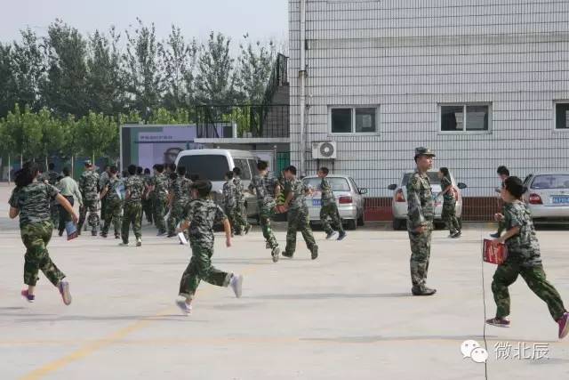 而在这之前,北辰区人防办还在南王平训练基地为全体师生组织了紧急