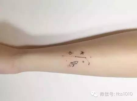 把这样可爱的星系纹在手上,少女心倍增