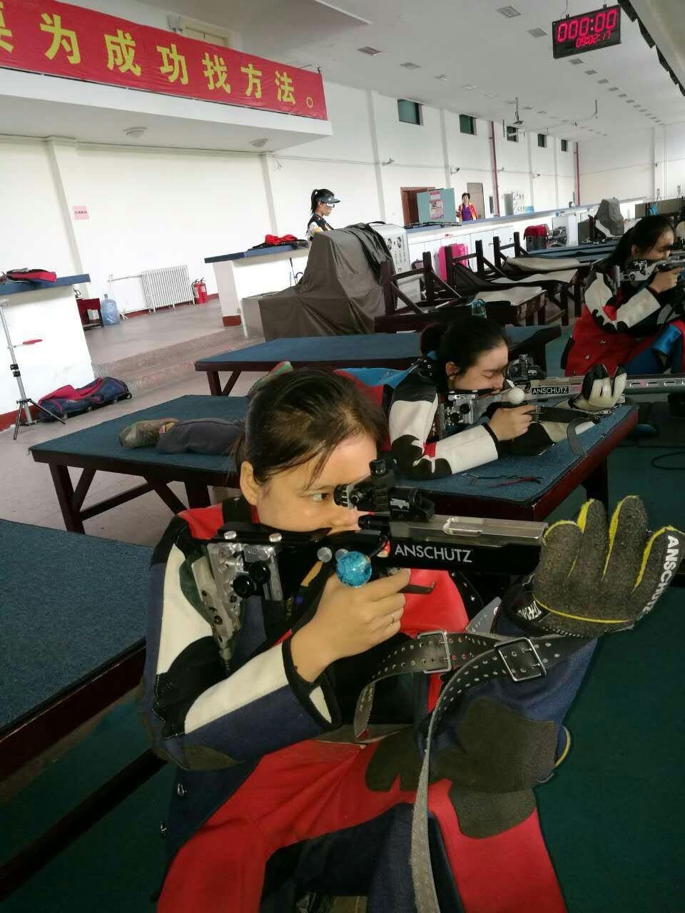 广西女子步枪运动员正在山西太原认真训练