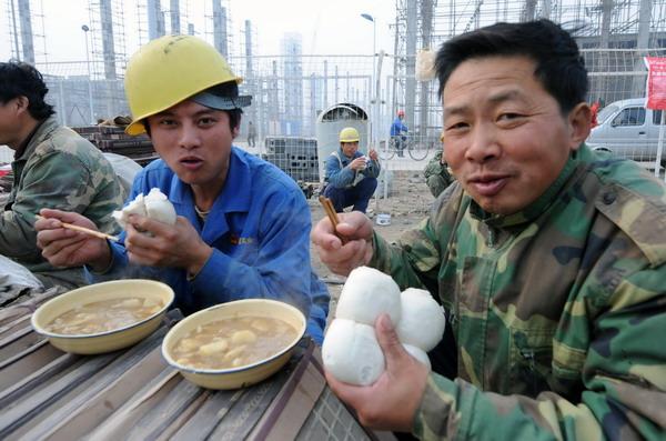 实拍农民工午餐:清水煮白菜,馒头配米汤