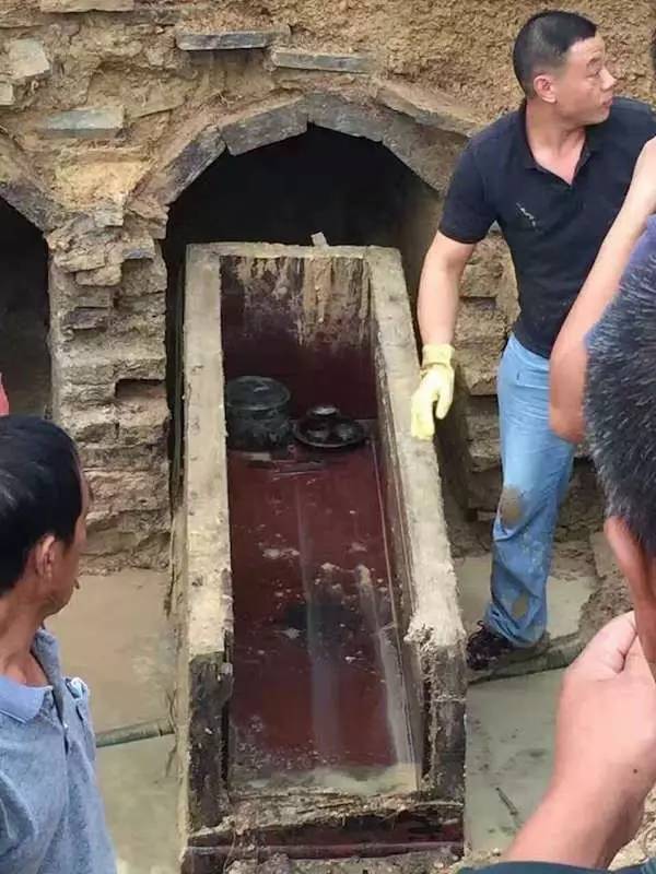 网曝宁海梅林某村发现古墓?还挖出两具保存良好的棺木