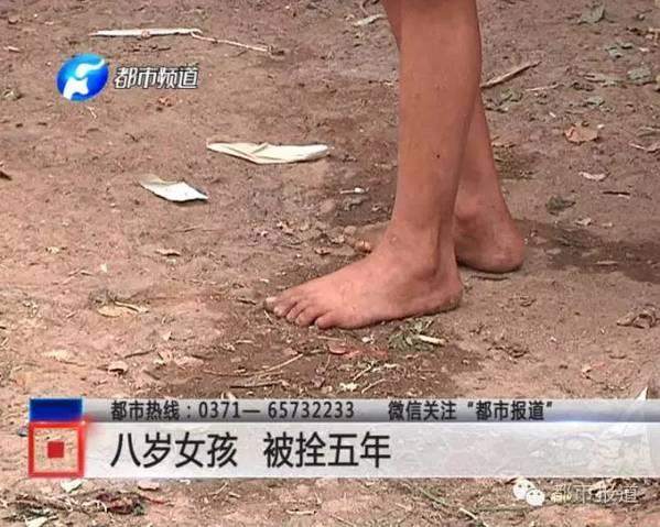 光着脚,身上脏兮兮的.