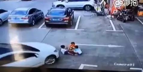 深圳沙井三名孩子被碾压,只是因为司机看手机