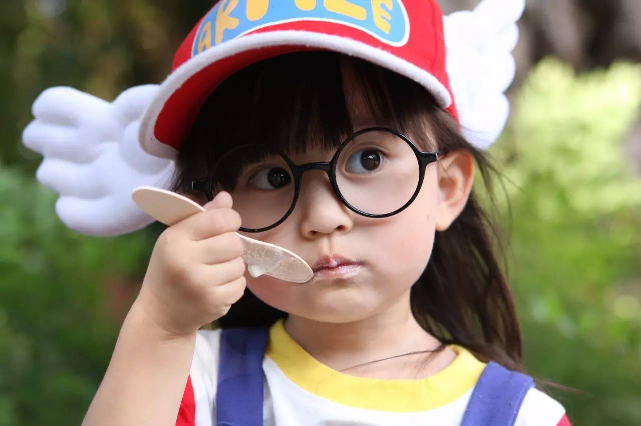 韩国最火表情包女孩长大了！妆容精致配大旁分发，才6岁太显成熟