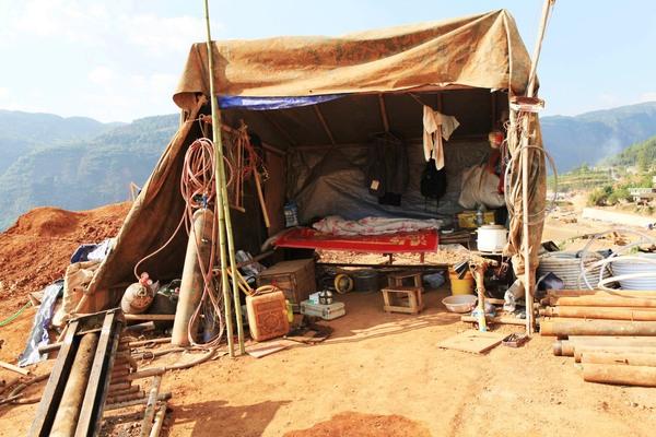 建设高速公路的农民工住着简陋工棚吃着粗茶淡饭