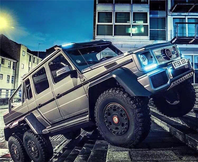 奔驰g63 amg 6x6 土豪的世界我们不懂 只能慢慢理解