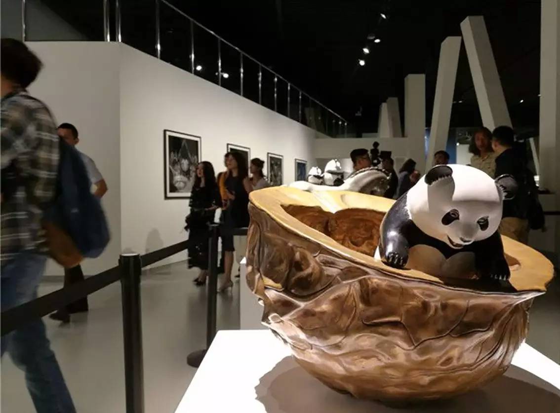 今日成都| 一大波熊猫滚进博物馆,观众都被萌