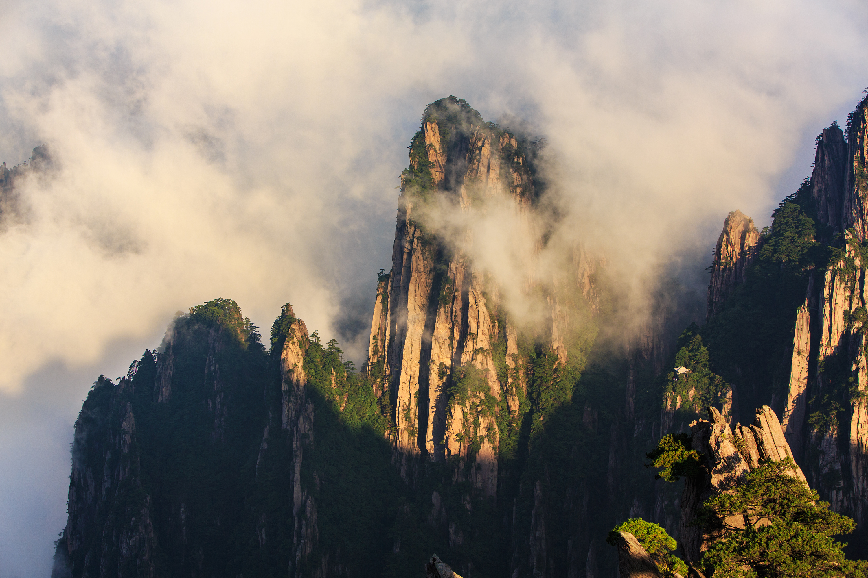 烟云中黄山西海大峡谷:千峰划然开 紫翠呈万状