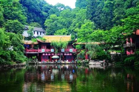 贵阳黔灵山公园黔灵山公园是一座综合性的游览公园,建于1957年,位于