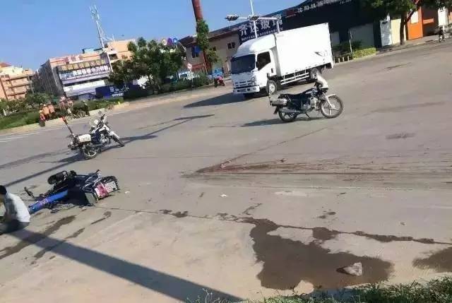 企石发生严重交通事故,摩托车司机脑部被碾!东