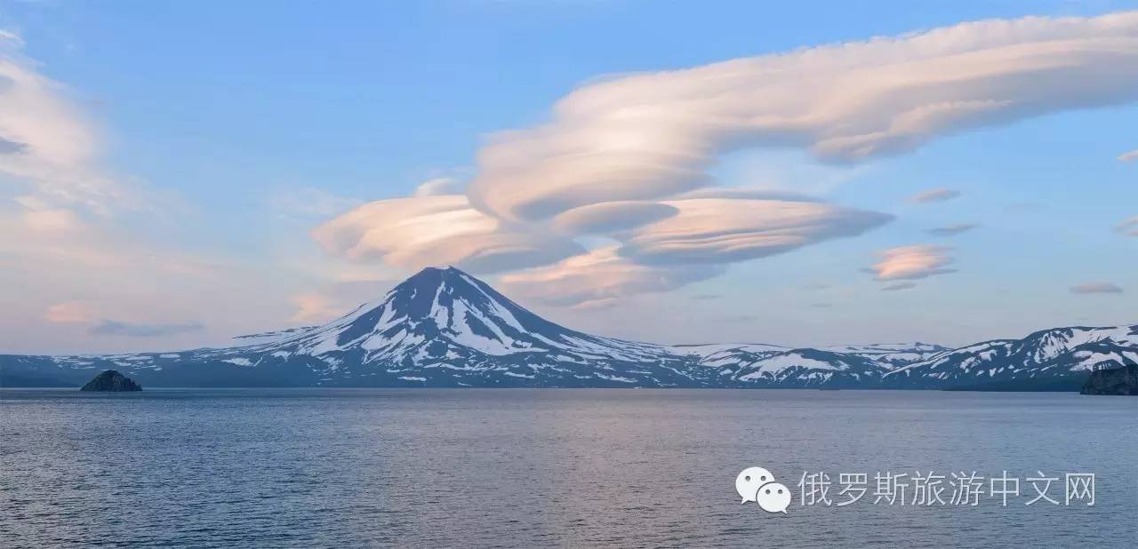 克罗诺基火山,近乎完美的的圆锥状,被火山学家称为"世界上最美丽的