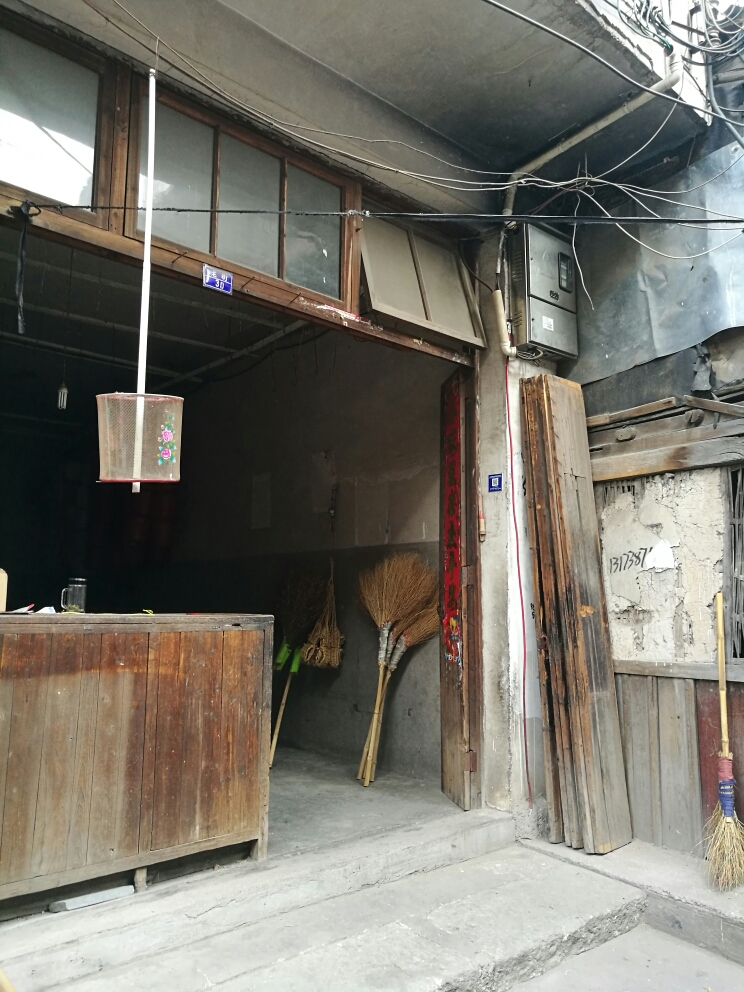 旅游 正文  廿三里老街临街店面多为木构二层楼房,前店后堂,楼上供住