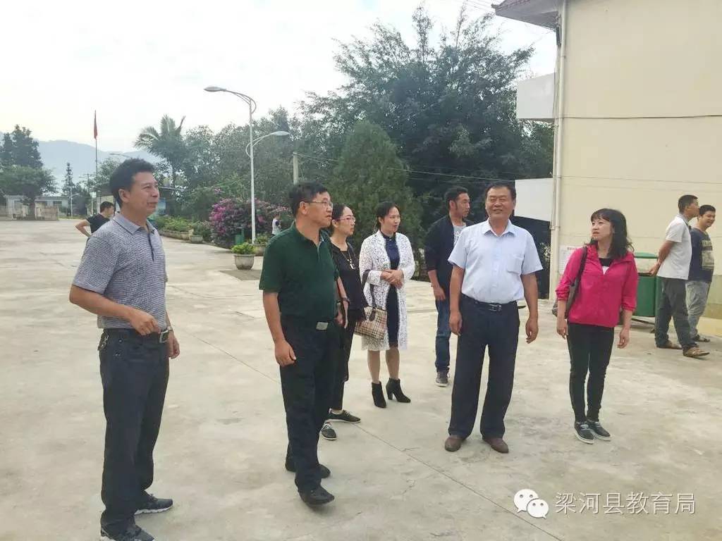 云南民族中学到梁河县进行教育扶贫调研