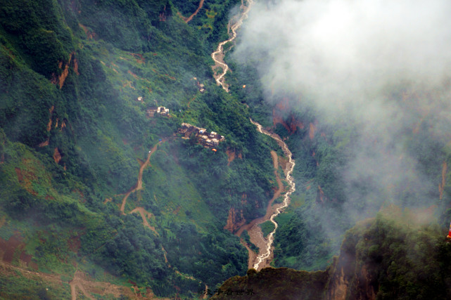 翱翔在大山包峡谷的翼装飞侠